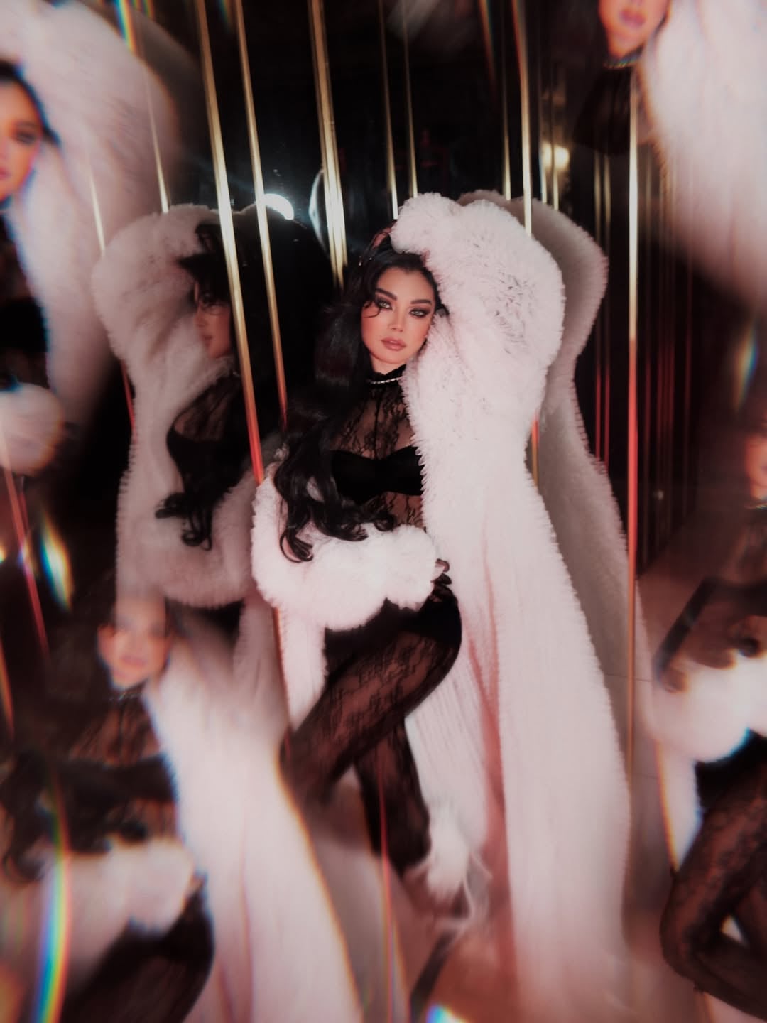 هيفاء وهبي تضج أنوثة بالدانتيل المخرّم