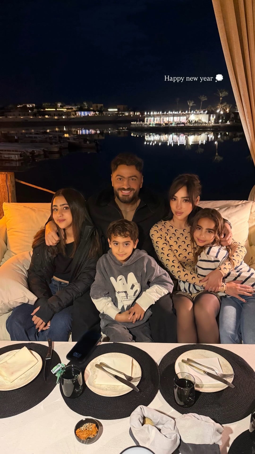 بسمة بوسيل وتامر حسني وأبناؤهما بسمة بوسيل وتامر حسني وأبناؤهما