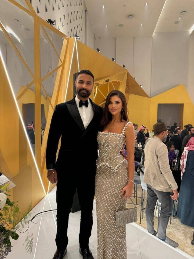 كريم فهمي مع زوجته