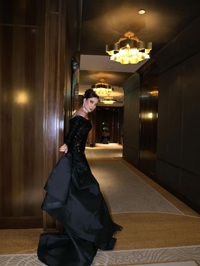 أمل عرفة بفستان أسود مبهر