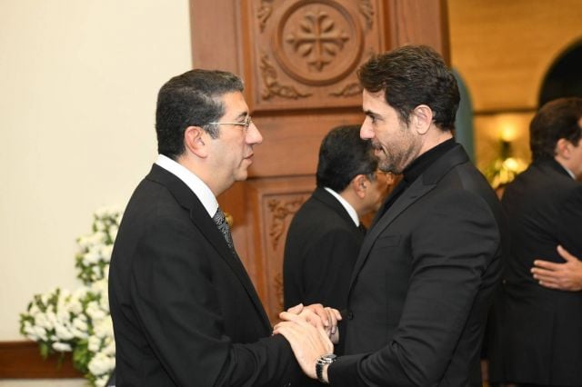 أحمد عز يقدم واجب العزاء لشقيق هاني رمزي