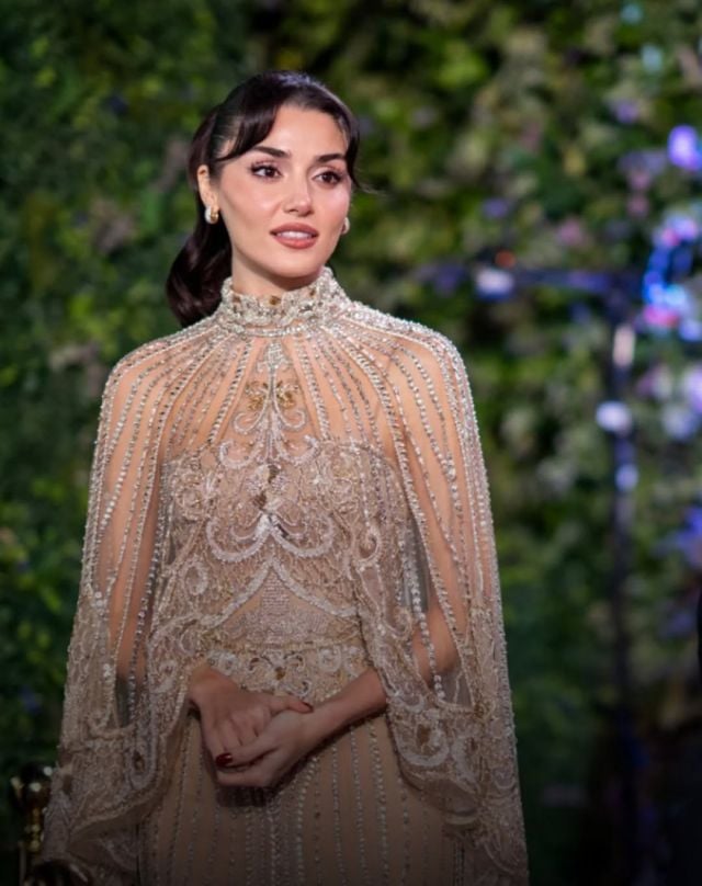 هاندا أرتشيل مبهرة في Joy Awards بفستان من إيلي صعب 