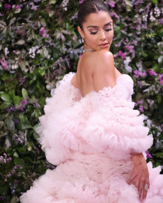 بلقيس فتحي بفستان وردي أنيق