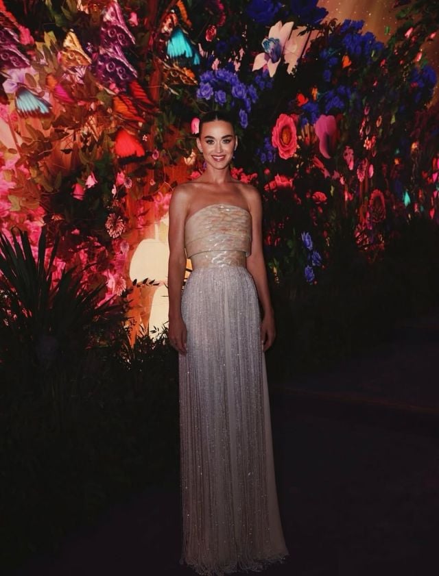 كاتي بيري بفستان انيق من وعد العقيلي