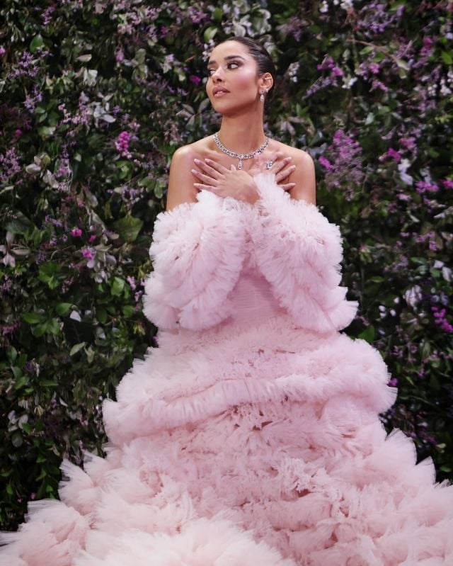 بلقيس فتحي بفستان وردي أنيق