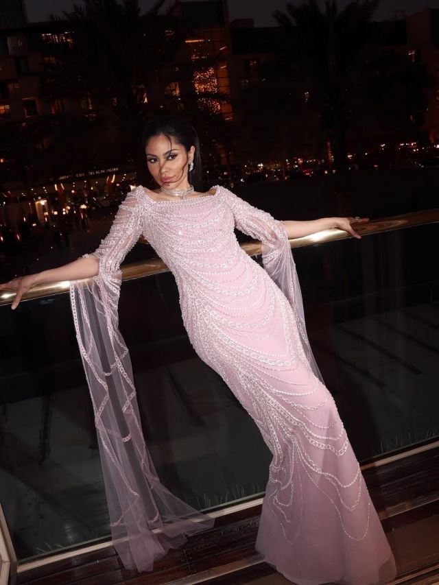 إلهام علي: فستان زهري فاتن بخفة وأناقة