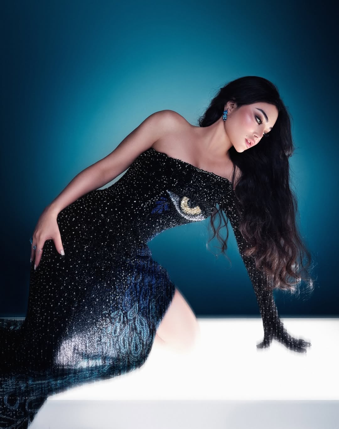 هيفاء وهبي تلفت الأنظار بفستانها الجريء