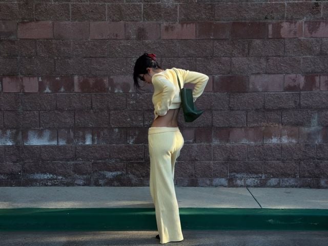 كيندال جينر تستعرض عضلات بطنها بمجموعة منزلية بلون أصفر زبدي فاتح 