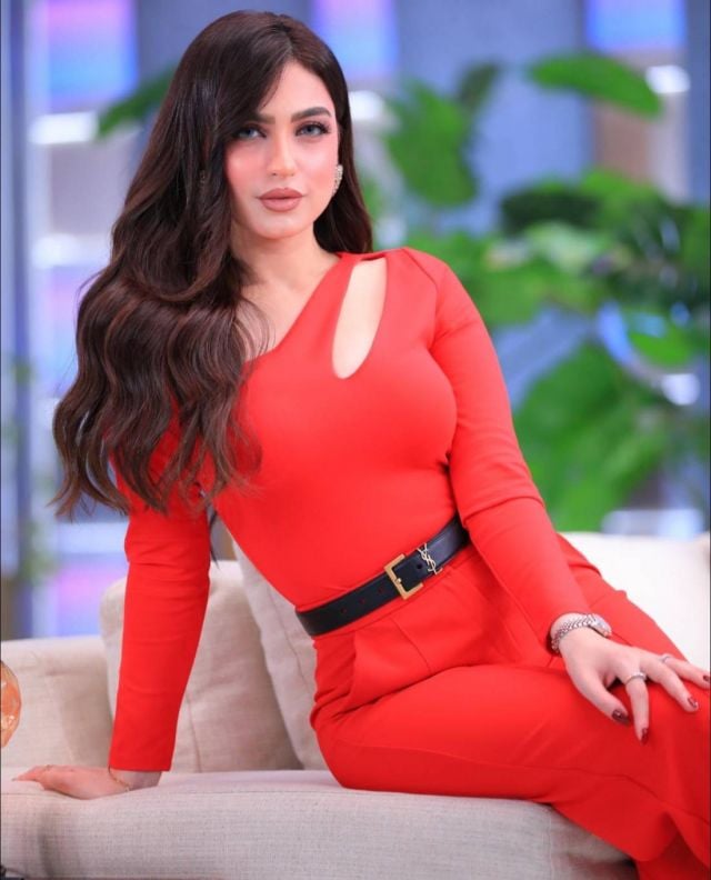 الاعلامية ياسمين عز