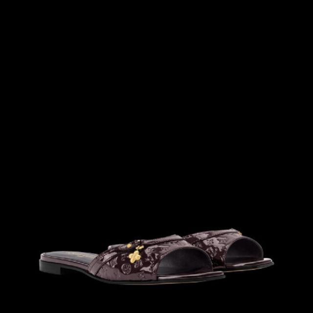 حذاء مفتوح من الخلف أسود لامع من جلد العجل مزيّن بزهرة