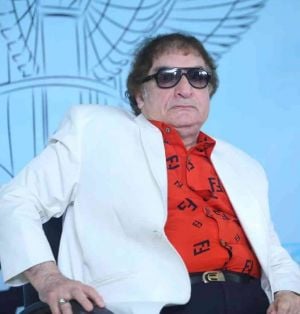 أشرف زكي يتدخل لنقل محيي إسماعيل الى مستشفى آخر بعد تدهور حالته الصحية