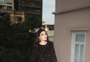 سيرين عبدالنور تبرع في تنسيق فستانها الأسود القصير