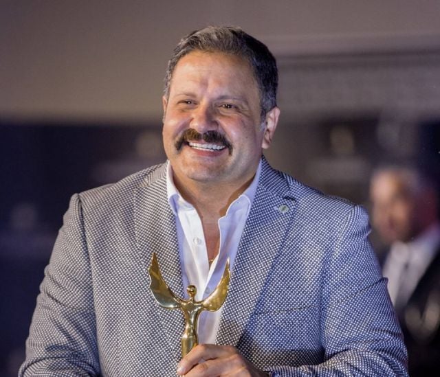 إدوارد يكشف حالته الصحية بعد ظهوره في المستشفى على كرسي متحرك (فيديو)