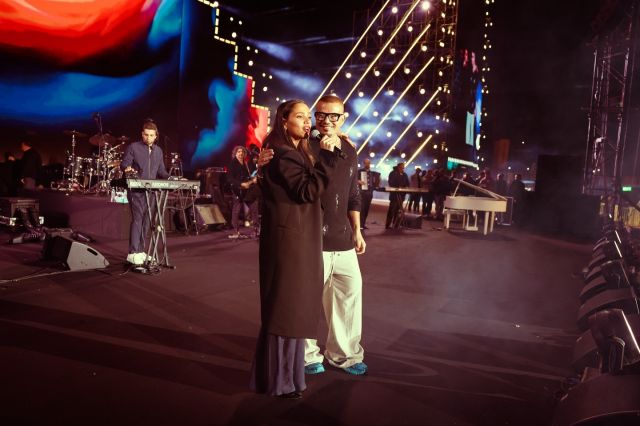 جنا دياب مع والدها عمرو دياب على المسرح