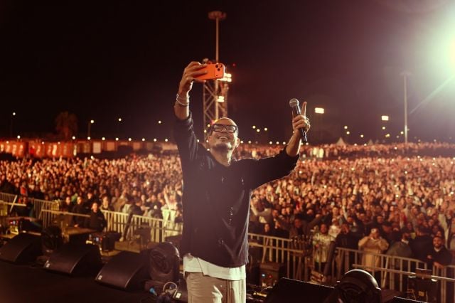 عمرو دياب يلتقط سيلفي مع الجمهور