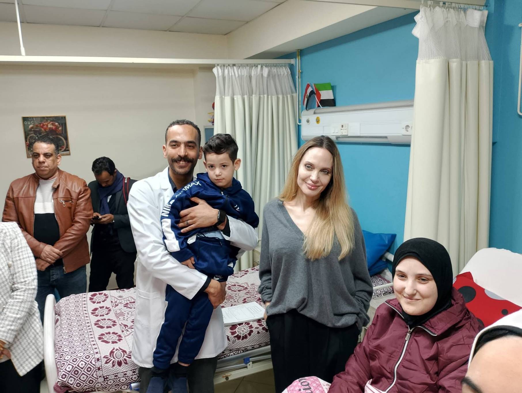أنجلينا جولي خلال زيارتها للمرضى والمصابين