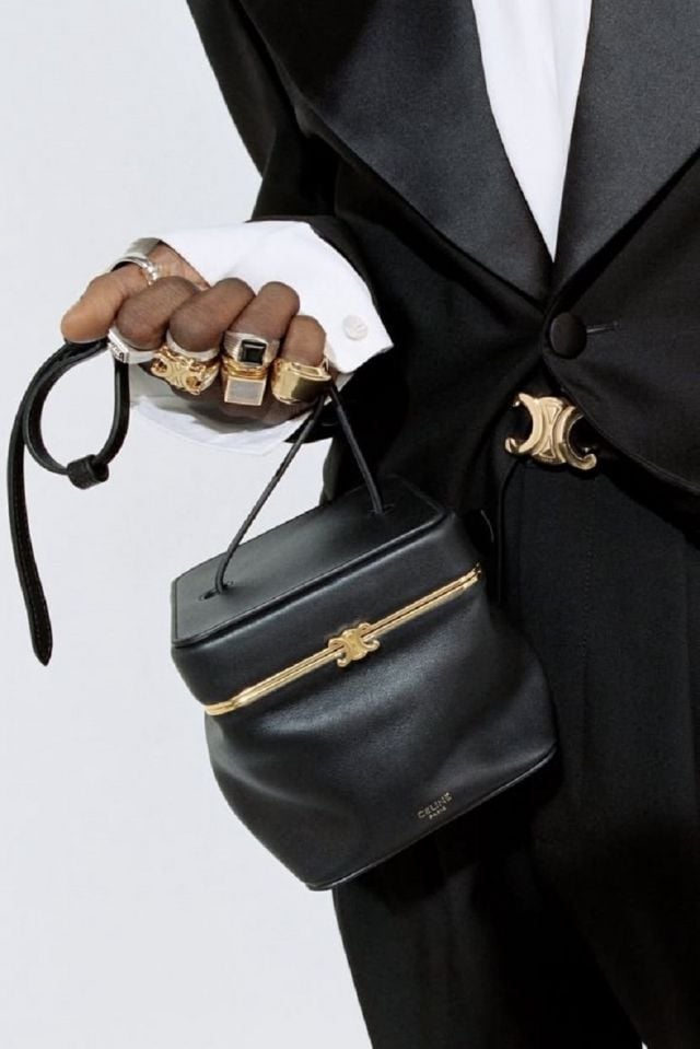 حقيبة Triomphe من جلد العجل الأسود الناعم