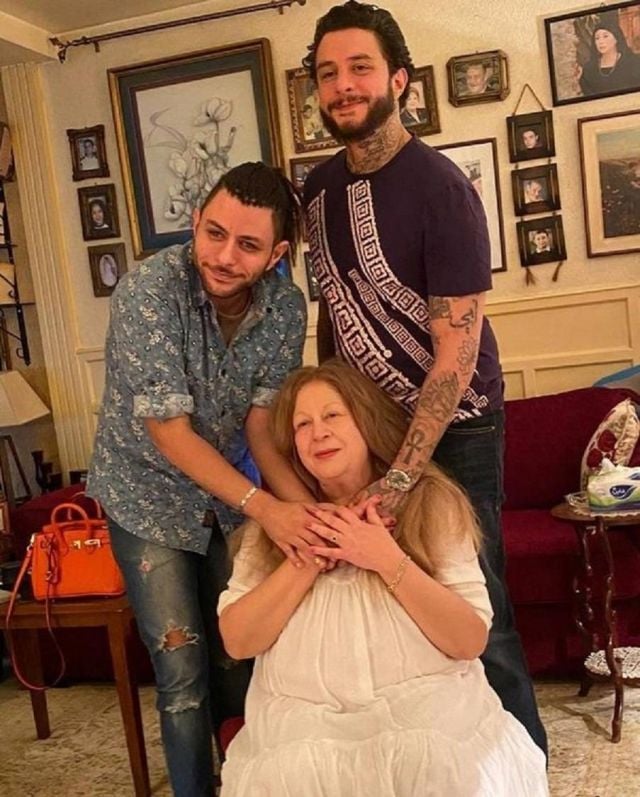 أحمد وعمر الفيشاوي مع والدتهما الراحلة