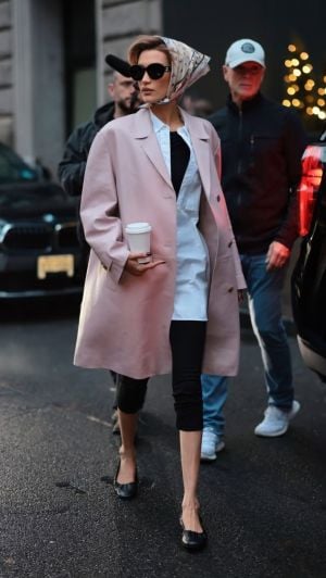 بيلا حديد وكايلي جينر تنسّقان أغطية الرأس بأساليب مختلفة 