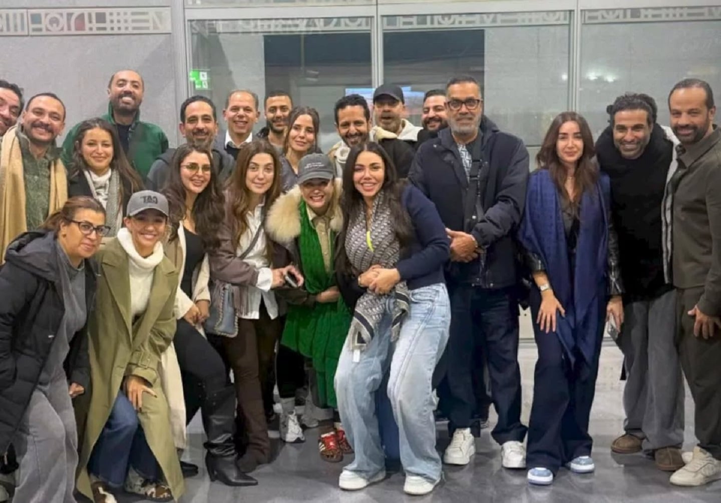 صورة أحمد فهمي وهنا الزاهد مع الفنانين خلال عودتهم من السعودية