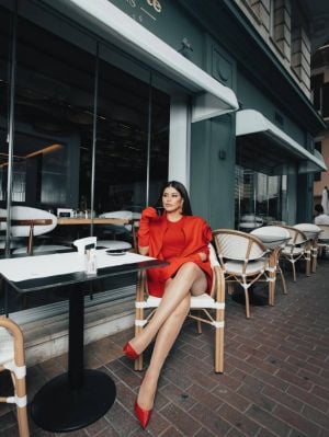 النجمات يتألقن بالأحمر في ليلة الميلاد بأساليب مختلفة