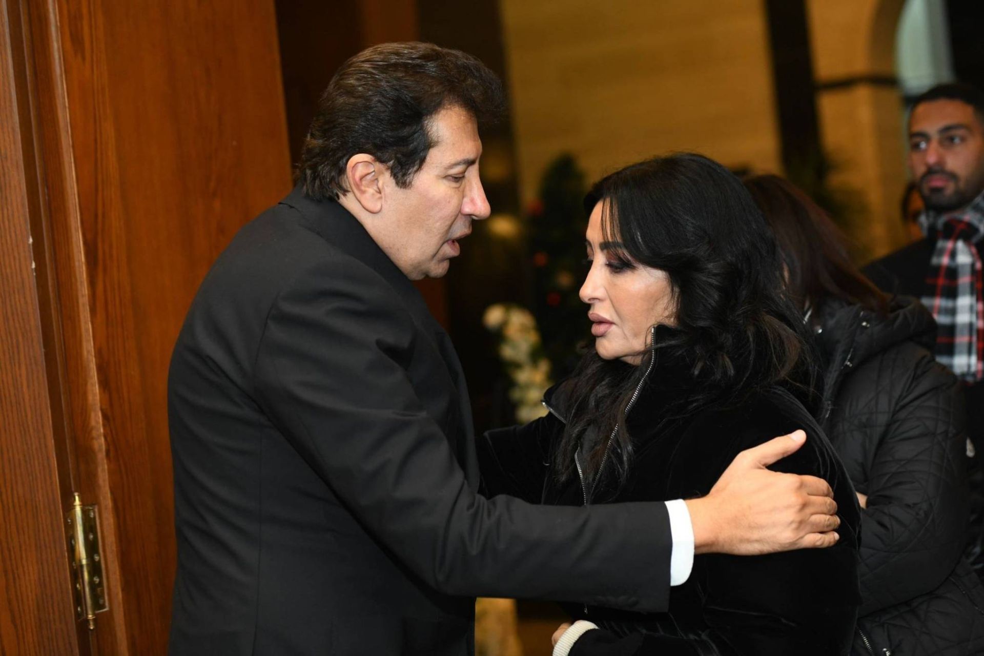 لطيفة تقدم واجب العزاء لهاني رمزي
