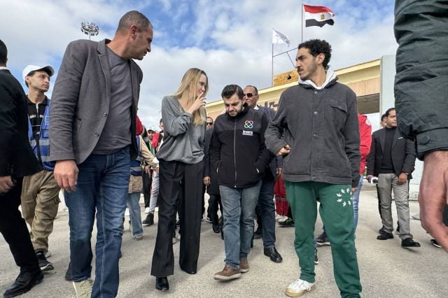 أنجلينا جولي خلال زيارتها لمعبر رفح