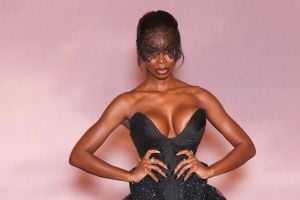 أولاندريا كارثين نجمة العرض الأول للموسم الرابع من مسلسل "بريدجرتون" في باريس