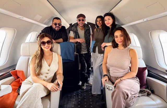 محمد إمام وأبطال المسلسل في الطائرة