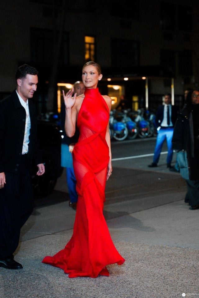 بيلا حديد حين وصولها