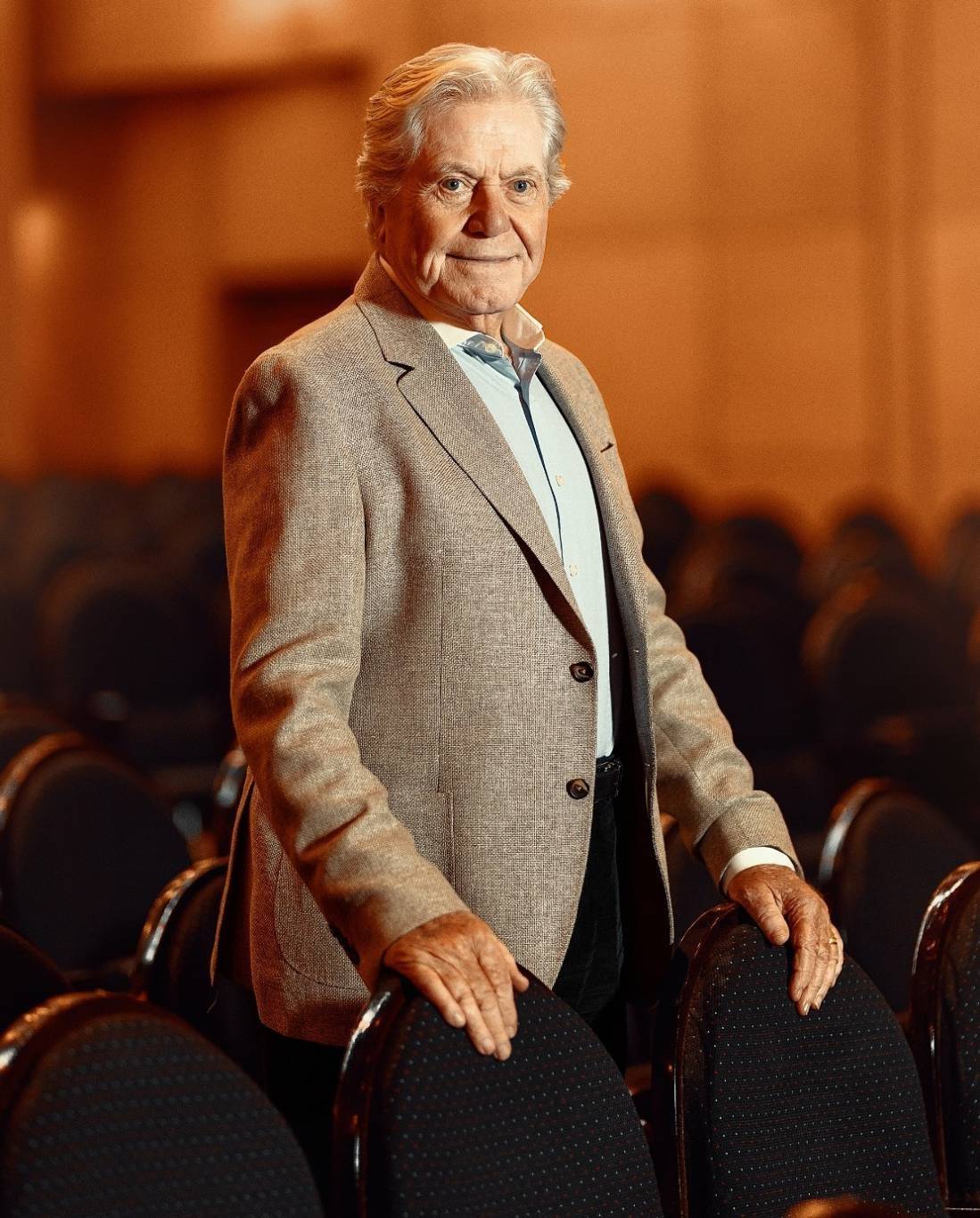 حسين فهمي يكشف كيف استفاد من أزمة عادل أدهم في طفولته بفيلم 