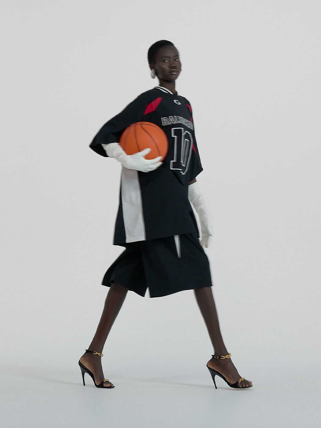 مجموعة كبسولية محدودة الإصدار من BALENCIAGA X NBA