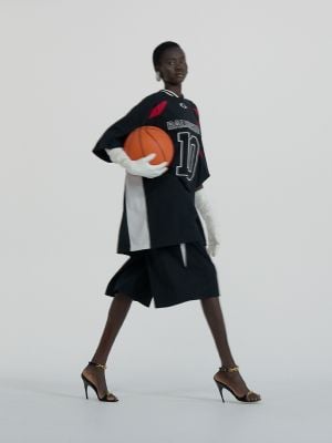 مجموعة كبسولية محدودة الإصدار من BALENCIAGA X NBA