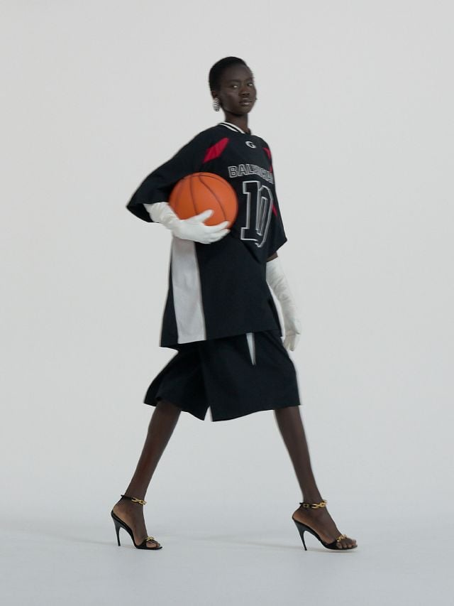 مجموعة كبسولية محدودة الإصدار من BALENCIAGA X NBA