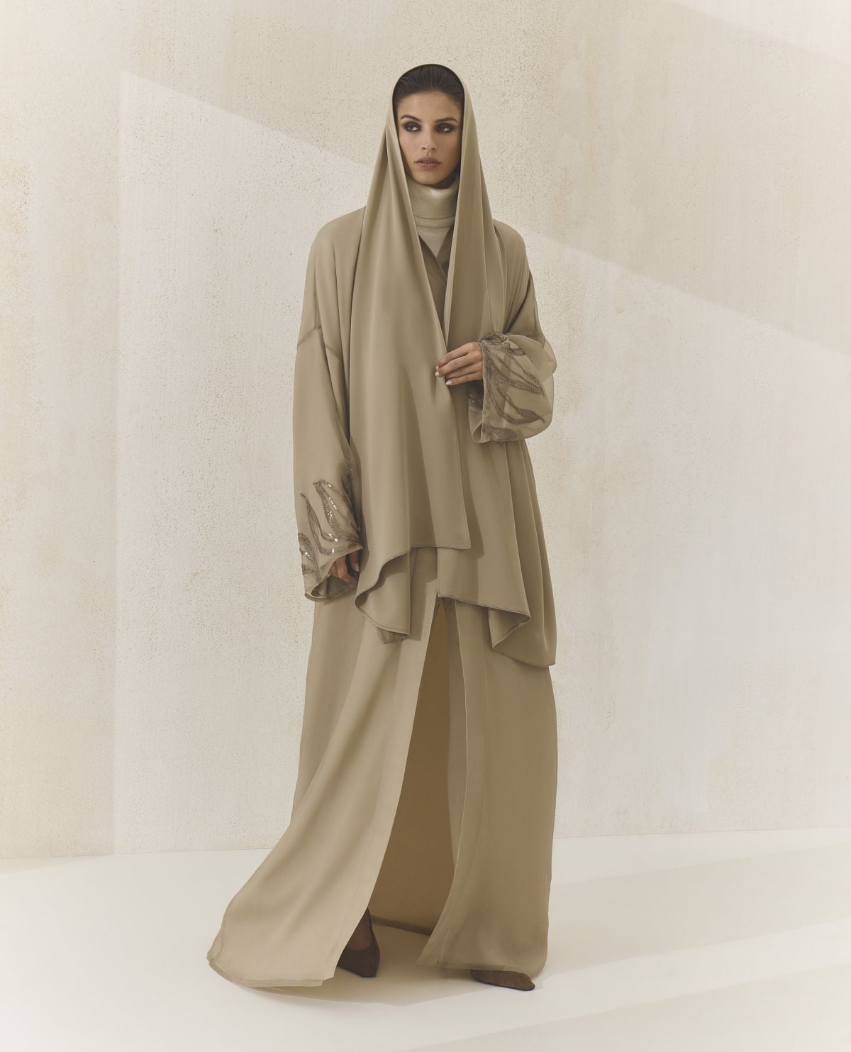 مجموعة العباءات لموسم خريف/شتاء 2025 من برونيلو كوتشينيلي: تصاميم تنبض رقياً وأناقةً