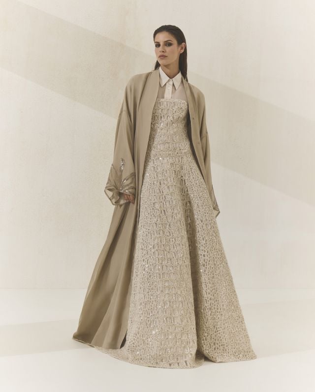 عباءة من برونيلو كوتشينيلي لخريف وشتاء 2025