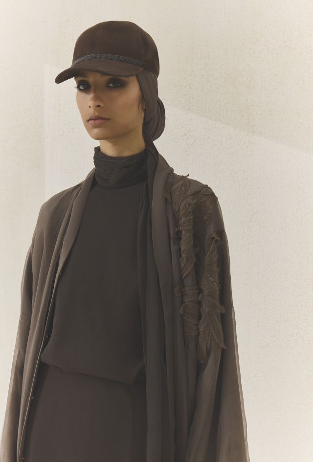 عباءة من برونيلو كوتشينيلي لخريف وشتاء 2025