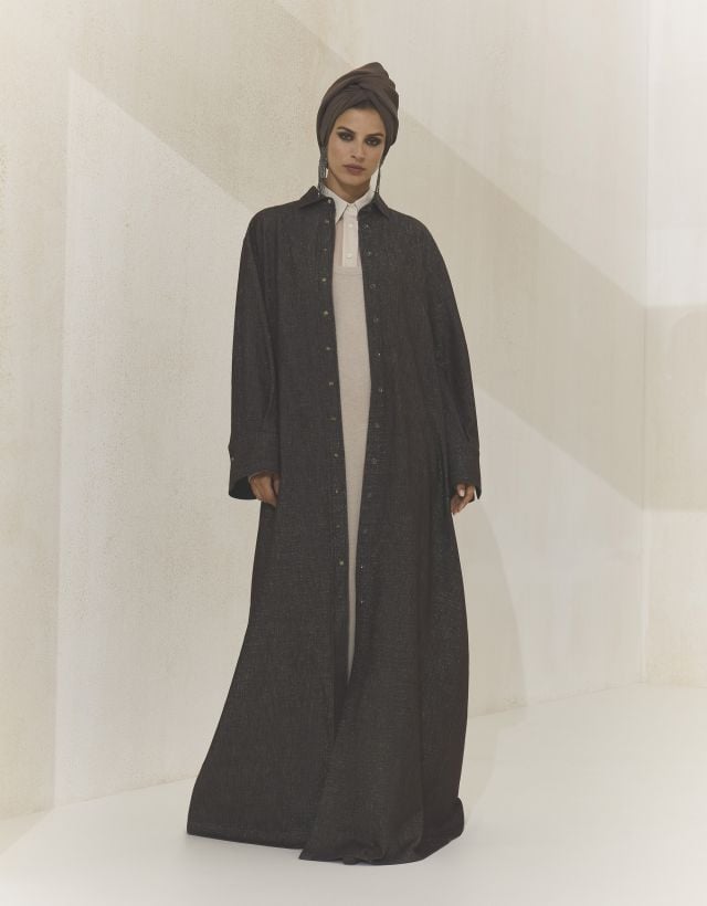 عباءة من برونيلو كوتشينيلي لخريف وشتاء 2025