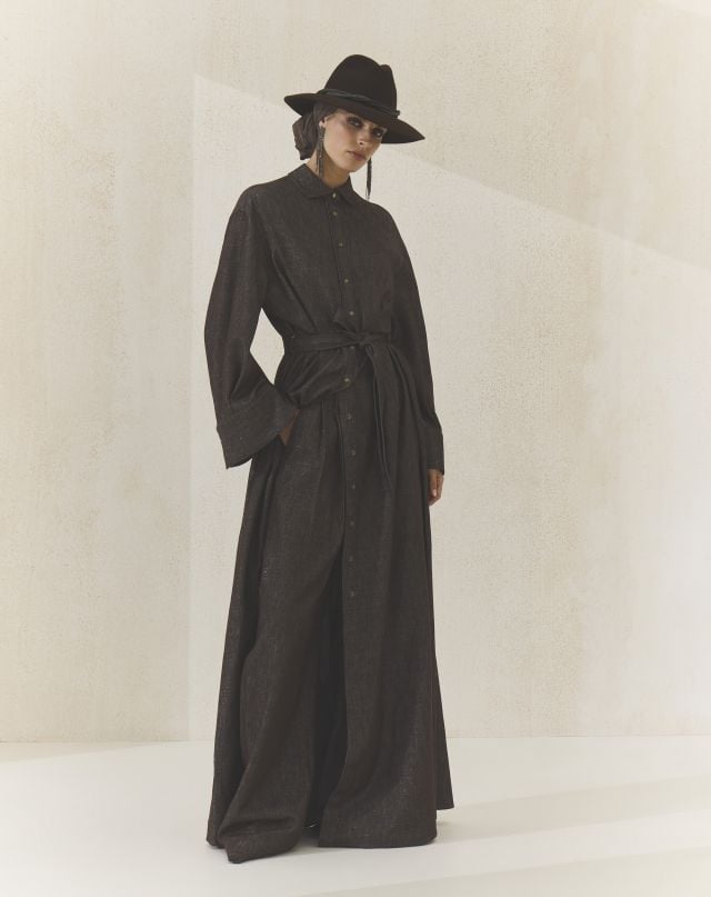 عباءة من برونيلو كوتشينيلي لخريف وشتاء 2025