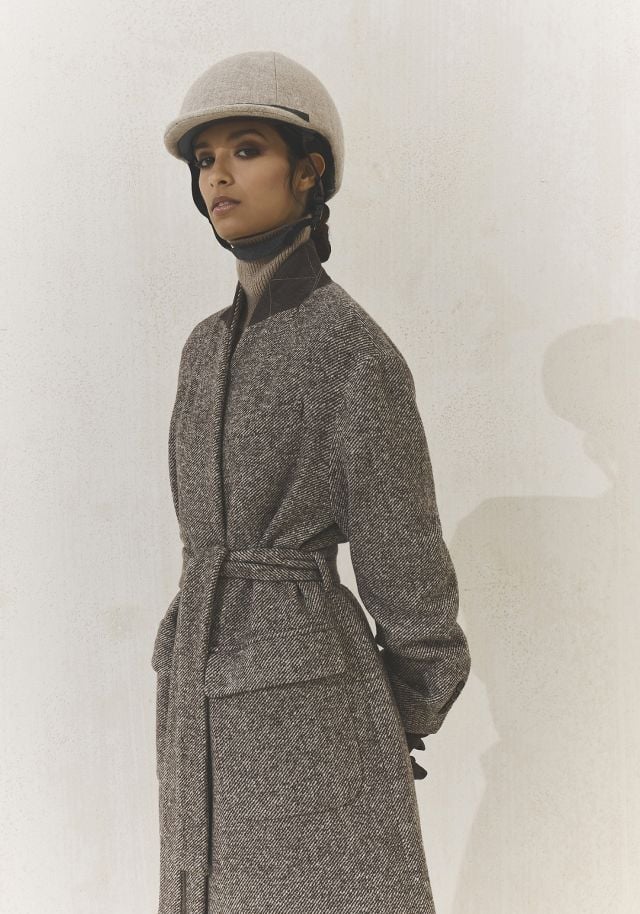 عباءة من برونيلو كوتشينيلي لخريف وشتاء 2025