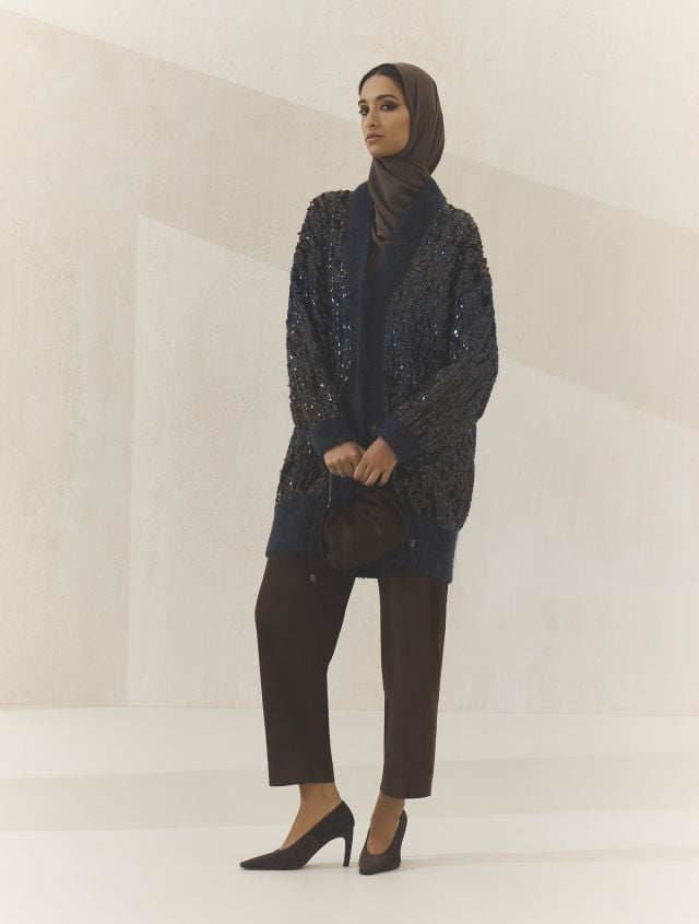 عباءة من برونيلو كوتشينيلي لخريف وشتاء 2025