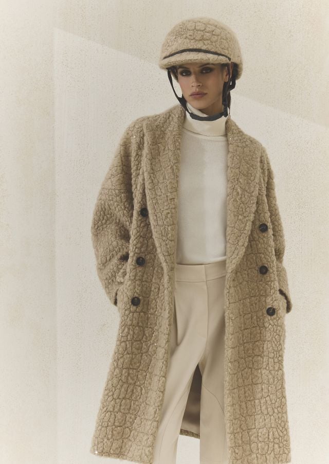 عباءة من برونيلو كوتشينيلي لخريف وشتاء 2025