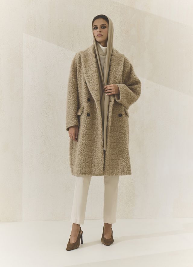 عباءة من برونيلو كوتشينيلي لخريف وشتاء 2025