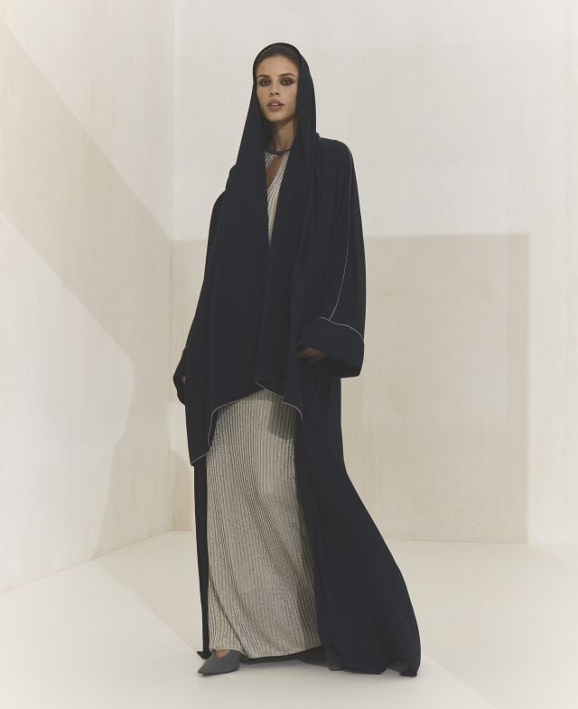 عباءة من برونيلو كوتشينيلي لخريف وشتاء 2025