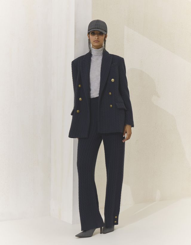 عباءة من برونيلو كوتشينيلي لخريف وشتاء 2025