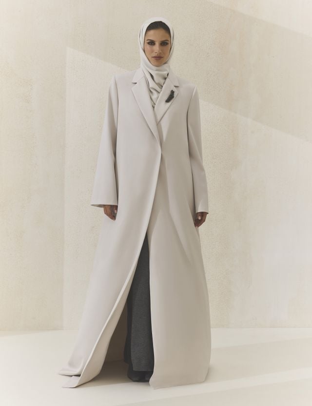 عباءة من برونيلو كوتشينيلي لخريف وشتاء 2025