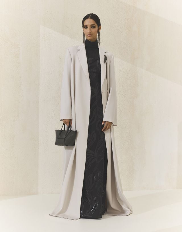 عباءة من برونيلو كوتشينيلي لخريف وشتاء 2025