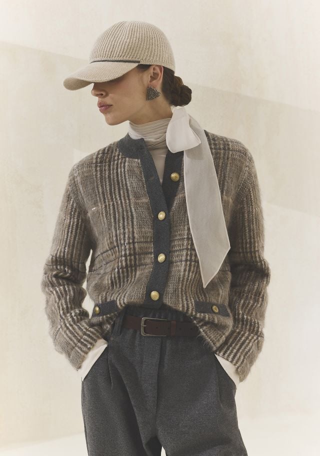 عباءة من برونيلو كوتشينيلي لخريف وشتاء 2025