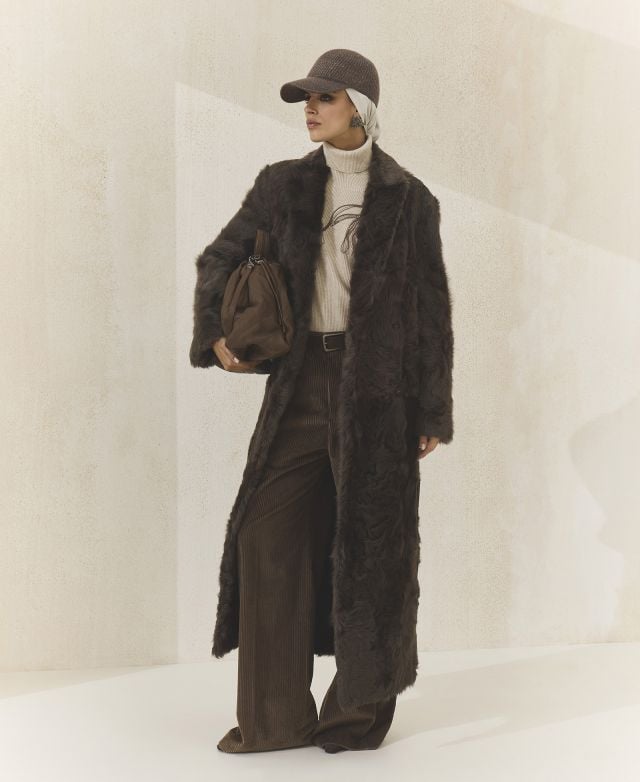 عباءة من برونيلو كوتشينيلي لخريف وشتاء 2025