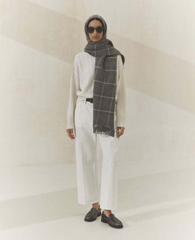 عباءة من برونيلو كوتشينيلي لخريف وشتاء 2025